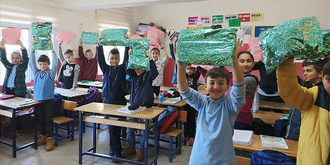 Üniversitelilerden 'çocuklar üşümesin' kampanyası