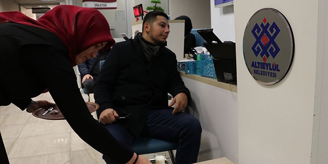 Belediyeye gelen vatandaşa 'süt' ikramı