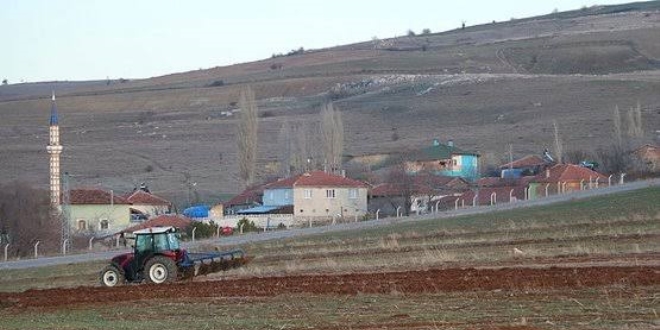 Tarlasında bulduğu 'gök taşı'nı banka kasasında saklıyor