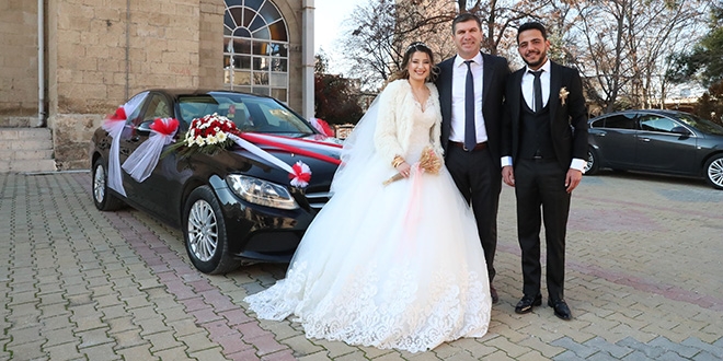 Gelin arabas� isteyen �ifte ba�kandan s�rpriz jest