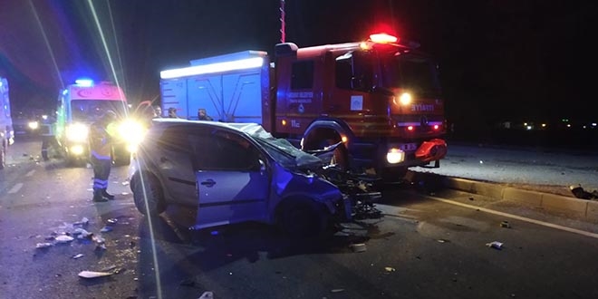 Otomobil tırın altına girdi: 3 ölü, 2 yaralı