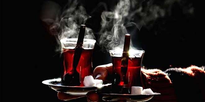 Gülerken içtiği 'bir yudum çay' hastanelik etti