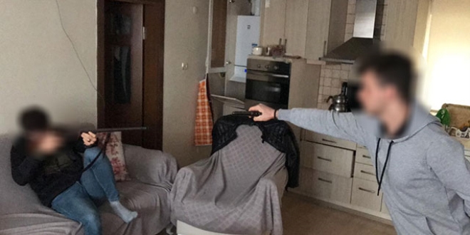 Ölümden önce, silah doğrulttukları fotoğraflar ortaya çıktı
