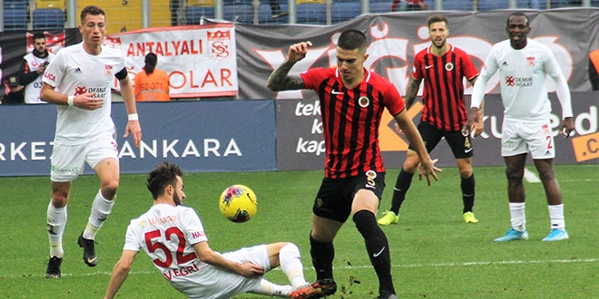 Sivasspor, ilk yary lider tamamlamay garantiledi