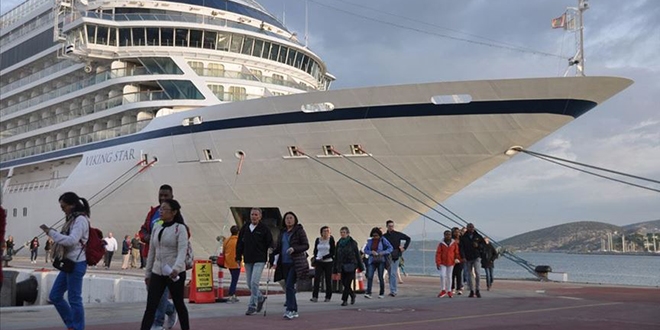 Kuşadası'na iki kruvaziyer ile 1500 turist geldi
