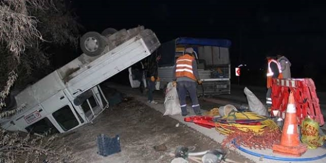 Kayseri'de işçileri taşıyan kamyonet takla attı: 10 yaralı
