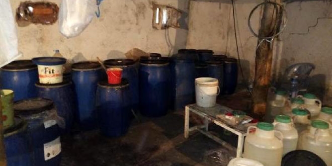 Muhtar ve o�luna ka�ak i�ki bask�n�