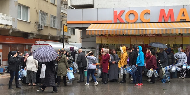 İzmirliler yağmur altında 'su kuyruğu'nda