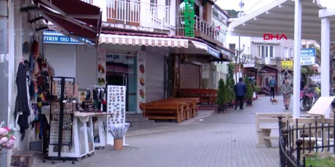 Adalar'da Ruam sessizli�i... Esnaf�n sat��lar� d��t�