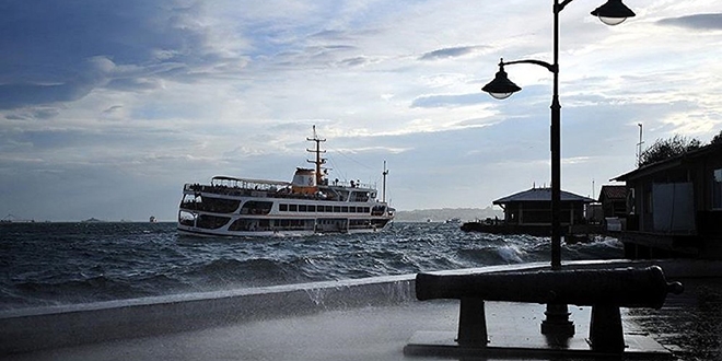 Vapurdan d��en kad�n ya�am�n� yitirdi