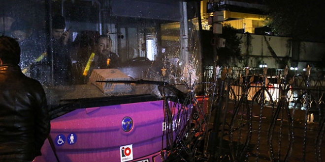 Belediye otob�s� tramvay parmakl�klar�na �arpt�