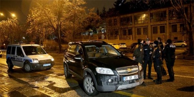 Ba�kentte ka�arken kala�nikof ve tabanca d���ren ��pheli yakaland�