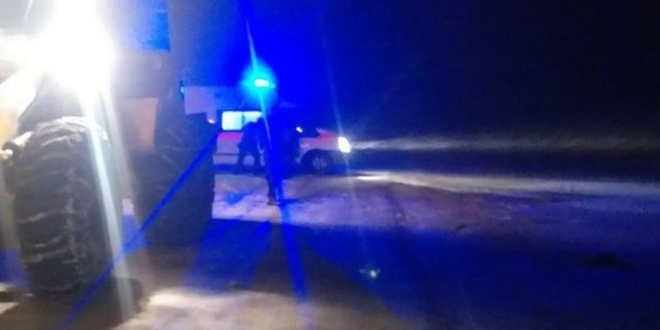 Mahsur kalan ambulansın imdadına iş makinesi yetişti