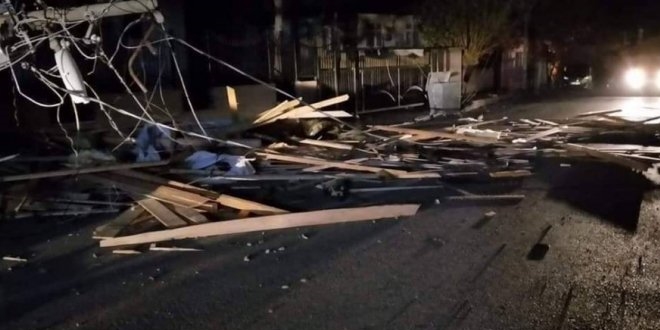 Elazığ'da fırtına, kaymakamlık binasının çatısını uçurdu