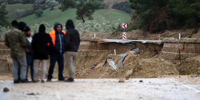 Adana'da saanak nedeniyle yol kt