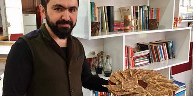 Müşterilerin kitap okuyarak sıra beklediği fırın