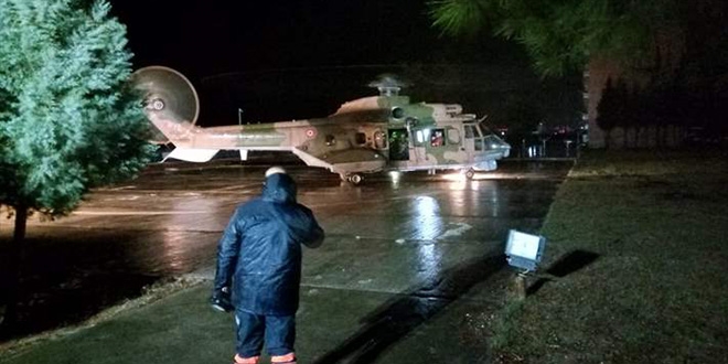 Araçta mahsur kalanlar helikopterle kurtarıldı