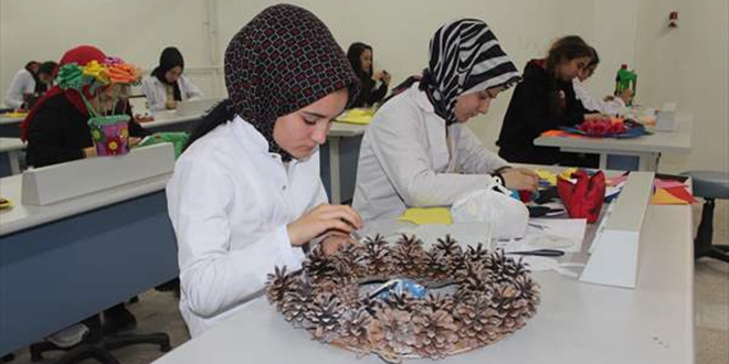 Liseliler at�k malzemelerden oyuncak yaparak har�l�klar�n� ��kar�yor