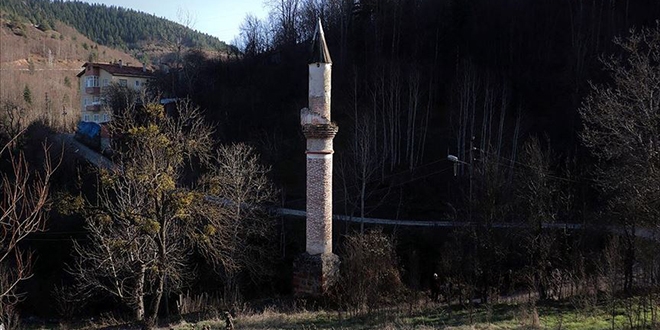 Camisiz minare 82 yldr zamana direniyor