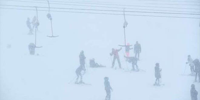 Uluda'da ge gelen kar tatilcileri sevindirdi