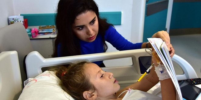 Aya kesilen Aylin'e hastane odasnda ders veriliyor
