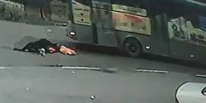 Halk otobüsünden düşen kadın öldü