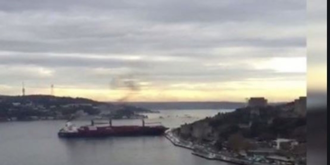 İstanbul Boğazı'nda yük gemisi kıyıya çarptı
