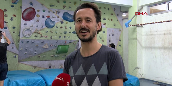 Hem matematik öğretiyor hem de milli sporcu yetiştiriyor