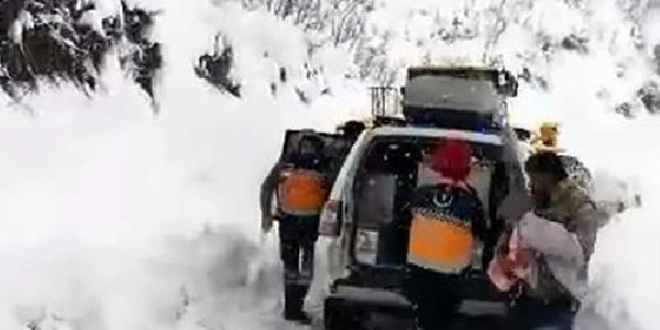 Siirt'te kar yolları kapattı, 2 yaşındaki bebek ekiplerce kurtarıldı