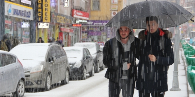 Kar yağışı Erzurum'u beyaz örtüyle kapladı