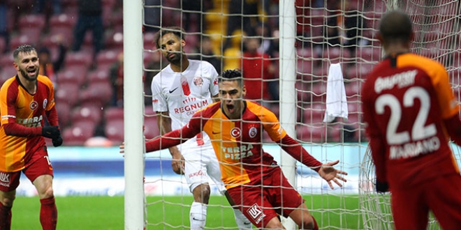 Galatasaray, Antalya'yı 5 golle geçti
