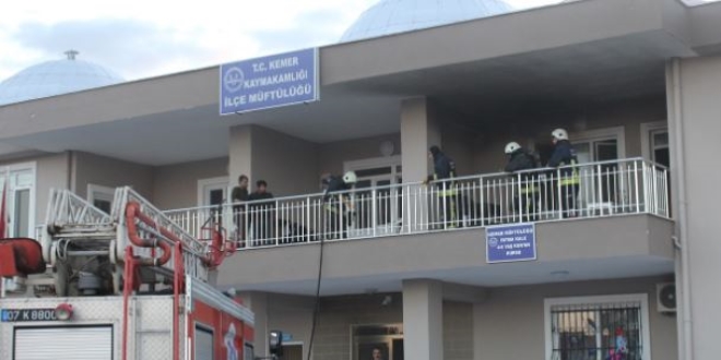 Antalya'da il�e m�ft�l�k binas�nda yang�n