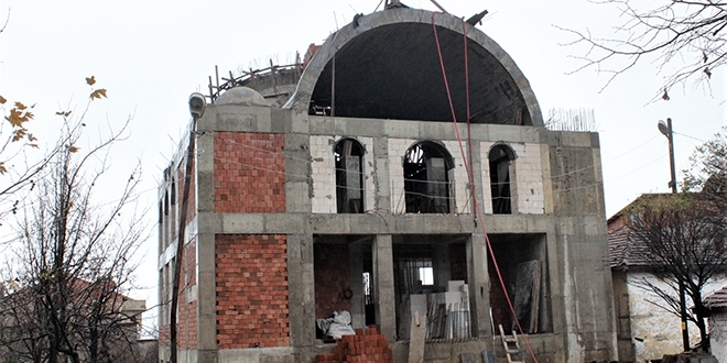 Köylü kadınlar ekmek yapıp satarak cami yaptırıyor