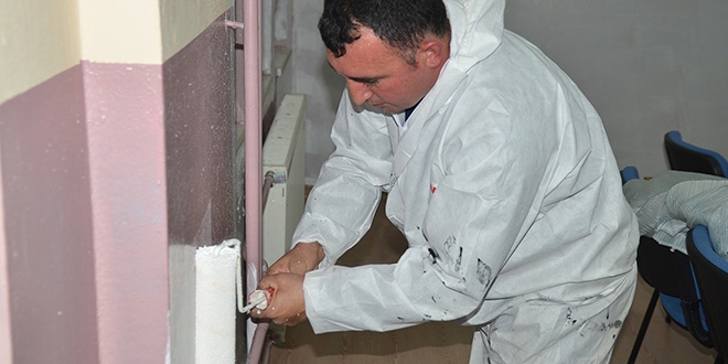 Genel müdür aldı eline fırçayı ve tüm okulu boyadı