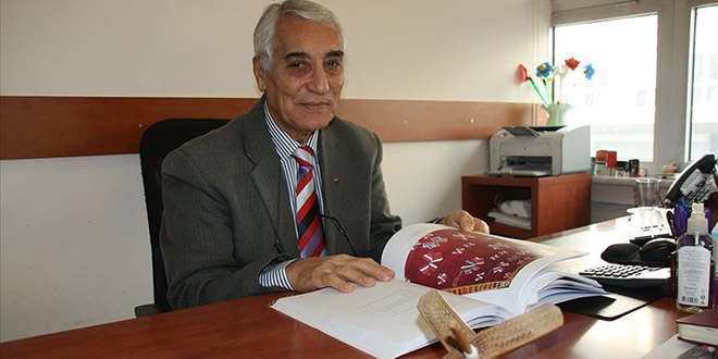 Memleketine vefa için kilimleri kitaplaştırdı