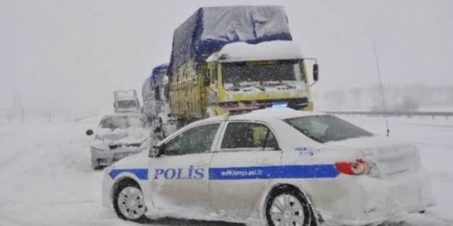 Antalya-Konya yolunda kar kalınlığı yarım metreye ulaştı