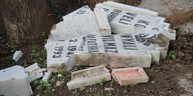 zmir'de irkin saldr: 100 yakn mezarlk tahrip edildi