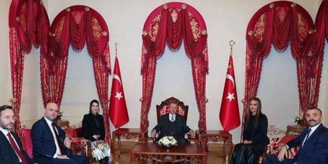 Hande Yener ile Demet Akaln'dan Cumhurbakan ziyareti aklamalar