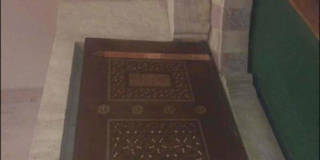Cami girişinde ayetlerin sıralamasında yanlışlık yapıldı