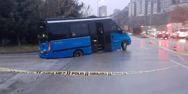 İçi dolu dolmuş çöken yolun içine düştü