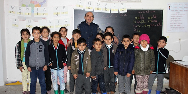33 yıl öğretmenlik yaptığı köy okuluna duygusal veda