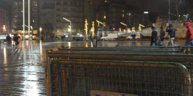 Yılbaşı öncesi Taksim Meydanı'na polis bariyerleri getirildi
