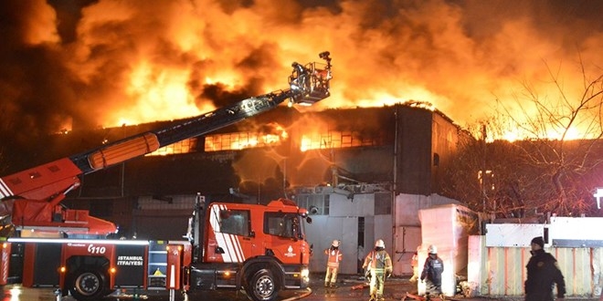 Zeytinburnu'nda iki tekstil fabrikası yandı