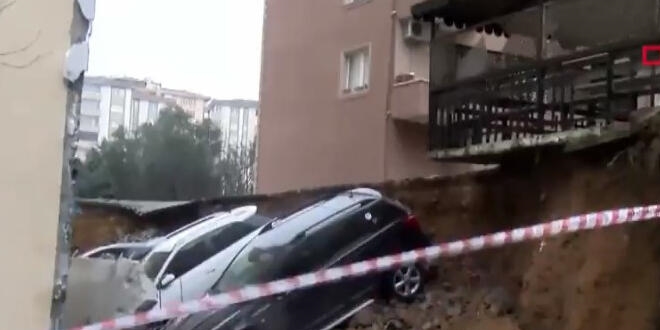 Kartal'da istinad duvarı çöktü