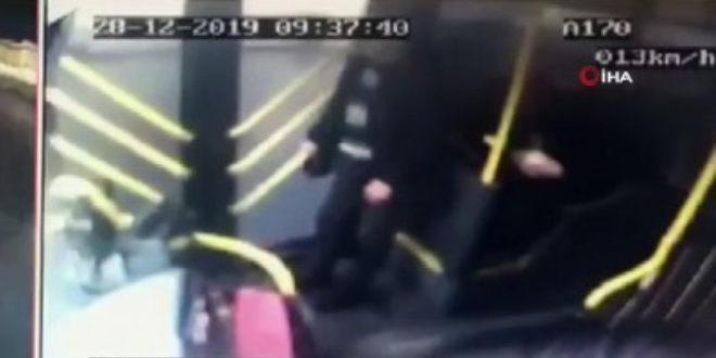 İETT otobüsüne başka bir otobüsün arkadan çarptığı anlar kamerada