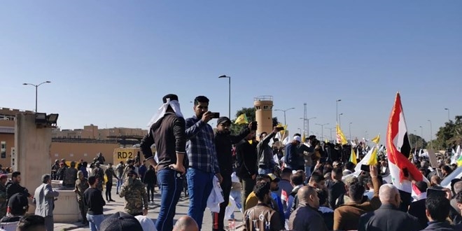 Irak'ta, ii protestocular, ABD bykeliliini atee verip, ieri girdi