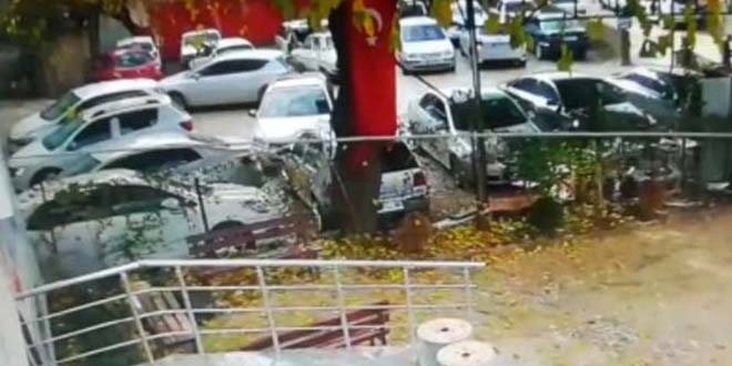 Durdurmaya çalıştığı otomobil üzerinden geçti