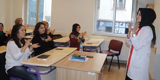 Eğitim gördüğü kursta 3 yıl sonra işaret dili öğretiyor