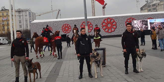 Taksim'de yılbaşı önlemleri başladı, yollar araç trafiğine kapatıldı