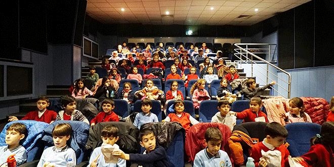 Çocukların sinema sevinci...12 bin öğrenci sinemaya gitti